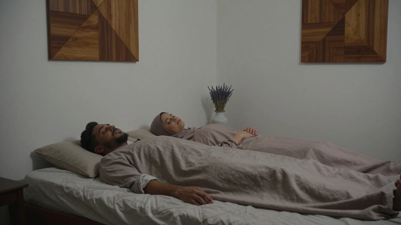 Пара спит на низкой кровати под плотными простынями, в комнате с деревянными панелями и сухими лавандовыми ветвями.